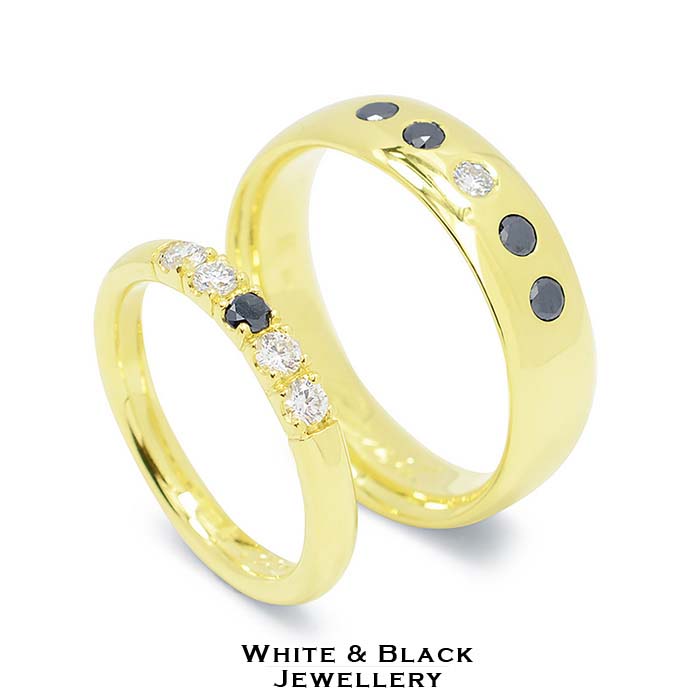 Arany karikagyűrű fekete és fehér gyémántokkal