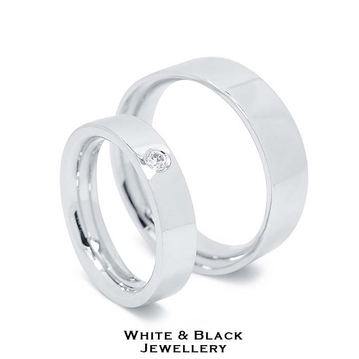Széles fehérarany karikagyűrű gyémánttal