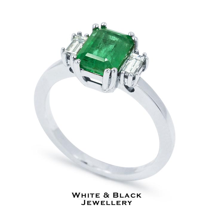 Smaragd gyűrű bagett gyémántokkal