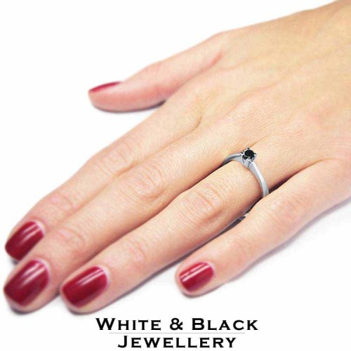 Fekete gyémánt eljegyzési gyűrű - szögletes - fehérarany