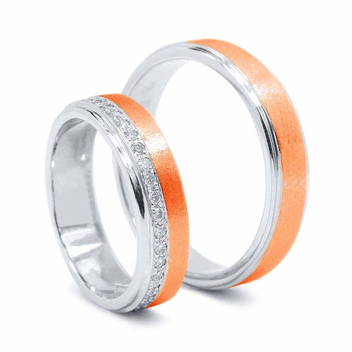 Két színű arany karikagyűrű, gyémánttal - homokfújt