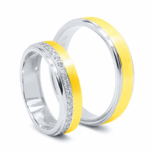 Két színű arany karikagyűrű, gyémánttal - homokfújt